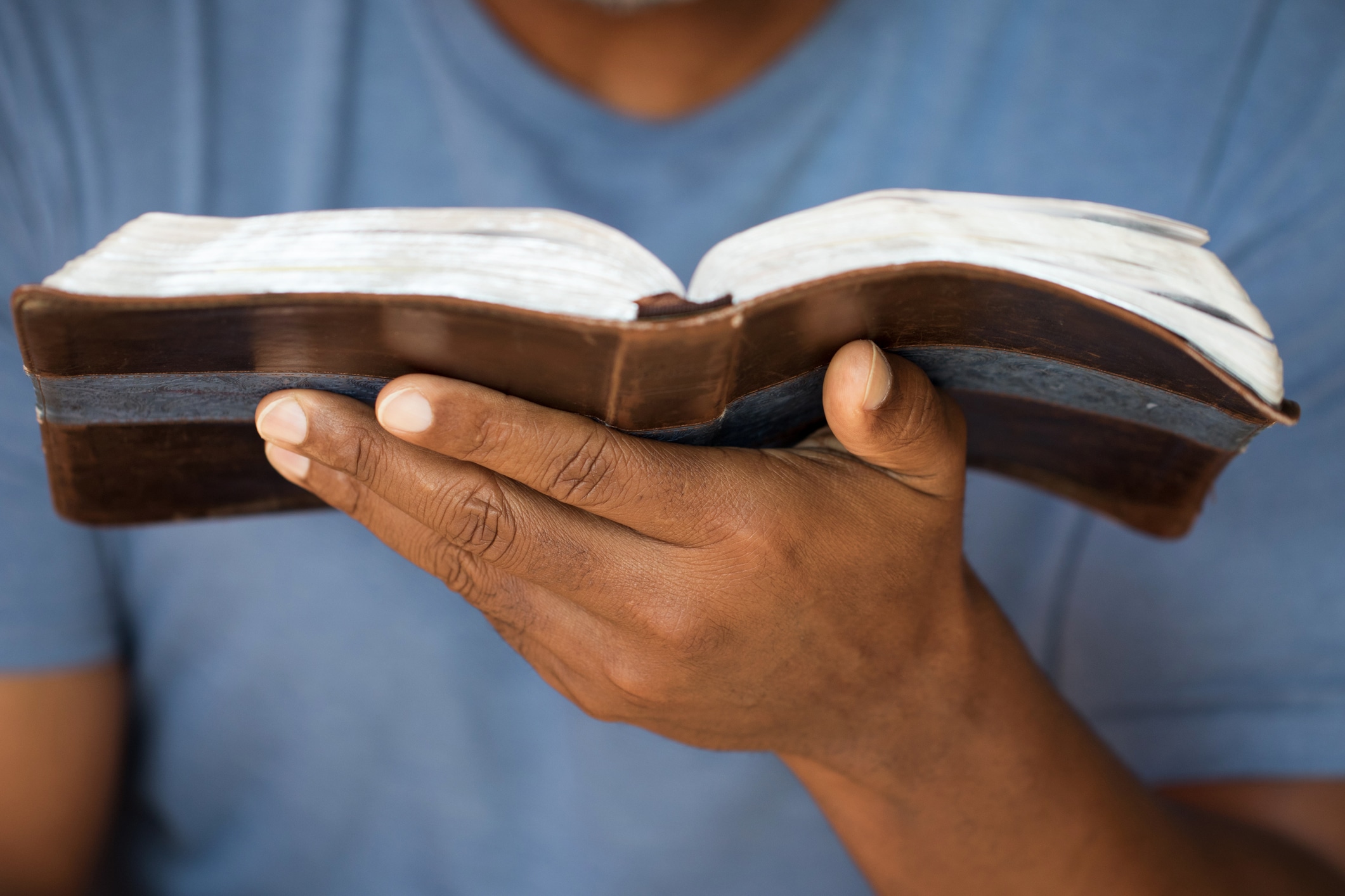 Bible. Библия. Чтение Библии JW. Человек обнимает Библию. Изучение Библии JW.